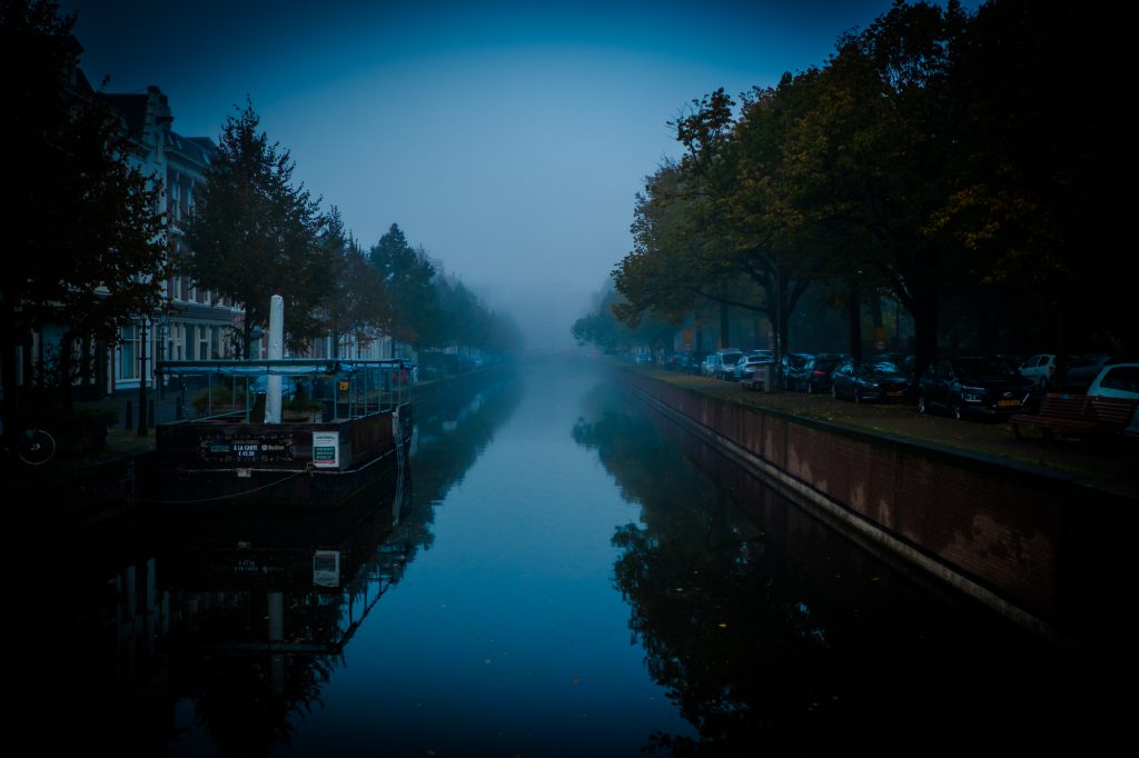 MIsty morning canal water behind Noordeinde palace